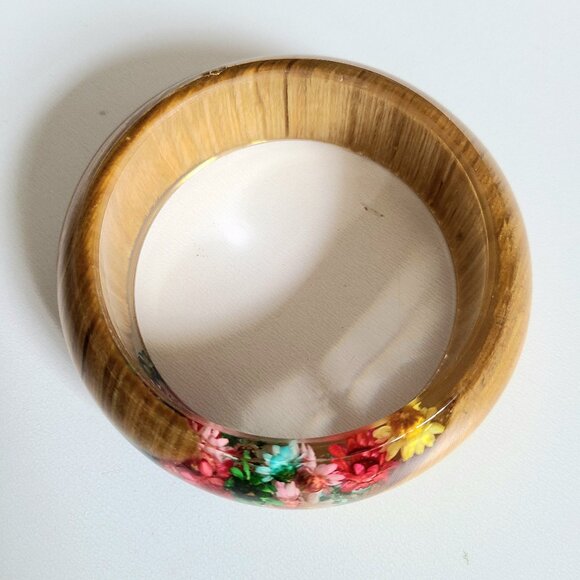 Lucite/celluloid chunky bangle with real dry flowers. - Picture 4 of 9